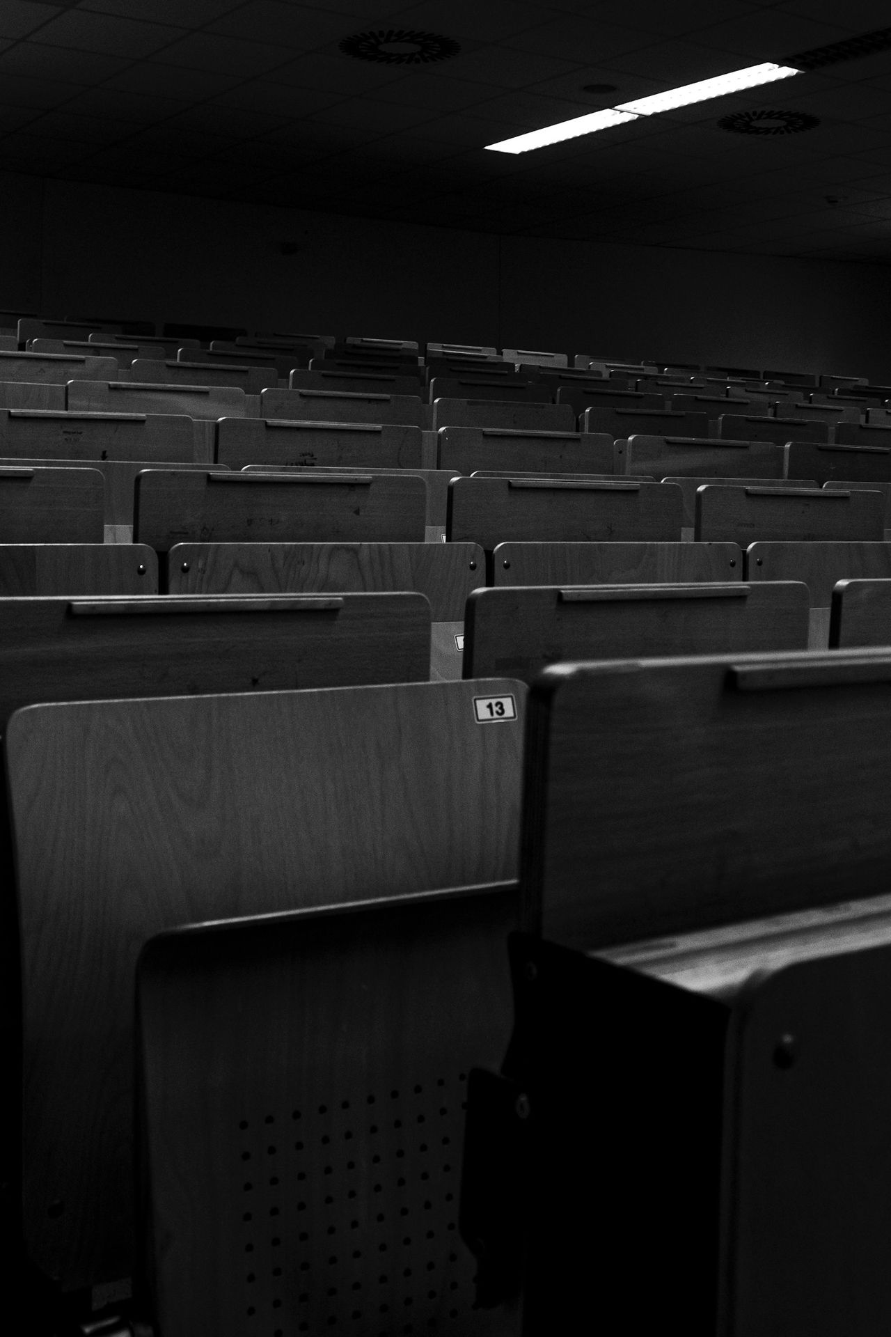 Filas de asientos vacíos en un auditorio universitario