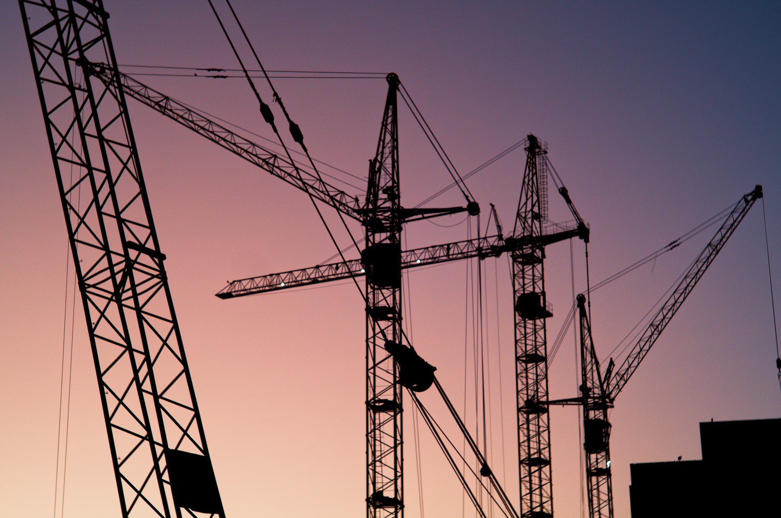 Grúas torre en una obra en construcción