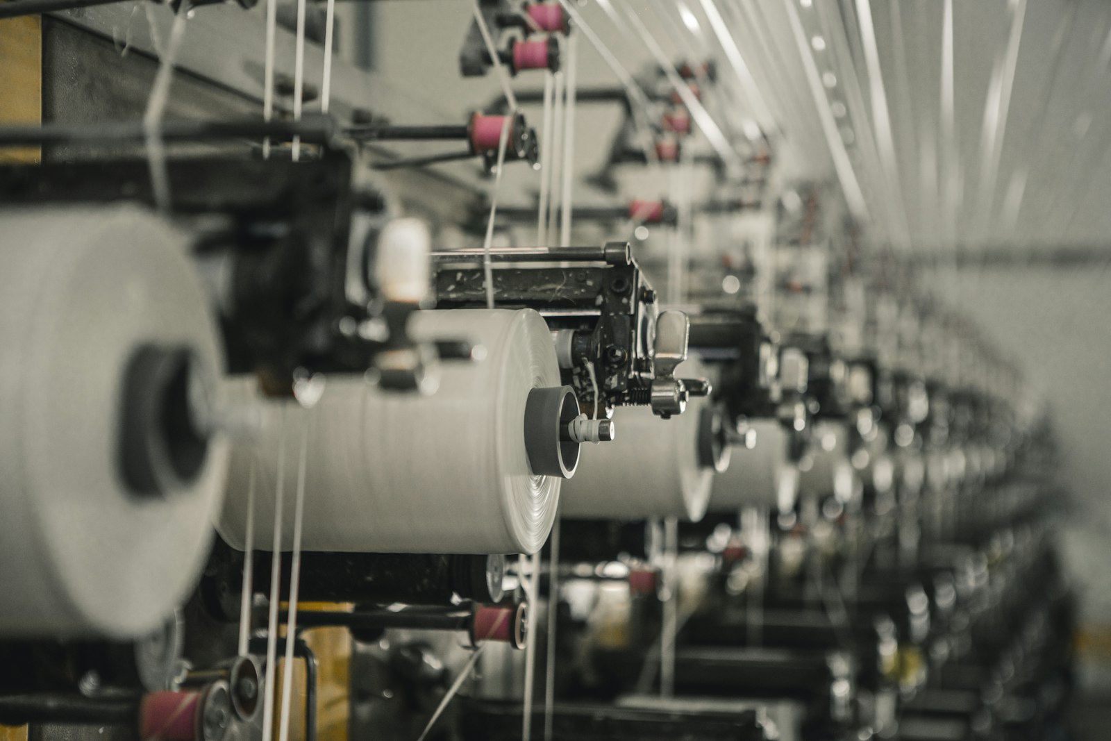Planta textil con filas de máquinas de hilado